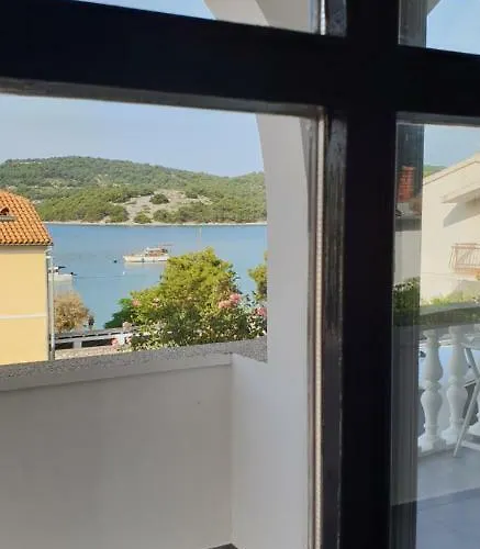 Perina ゲストハウス ティスノ